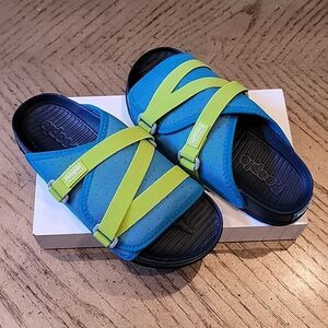 Boys size 2 blue and green sandals NWOT People💙💚